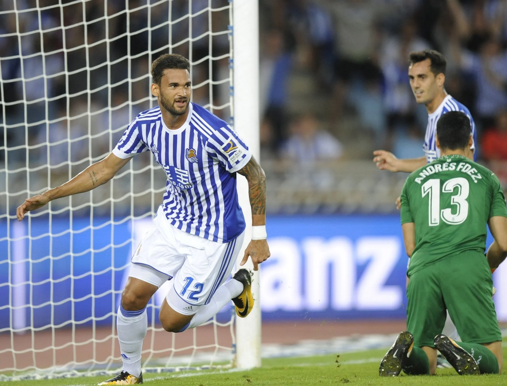 Виллиан Хосе ставит на колени кипера "Вильярела" / Твиттер Ла Лиги