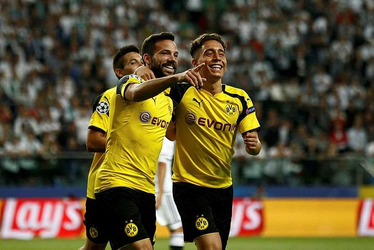 Емре Мор (справа) покидає Борусію