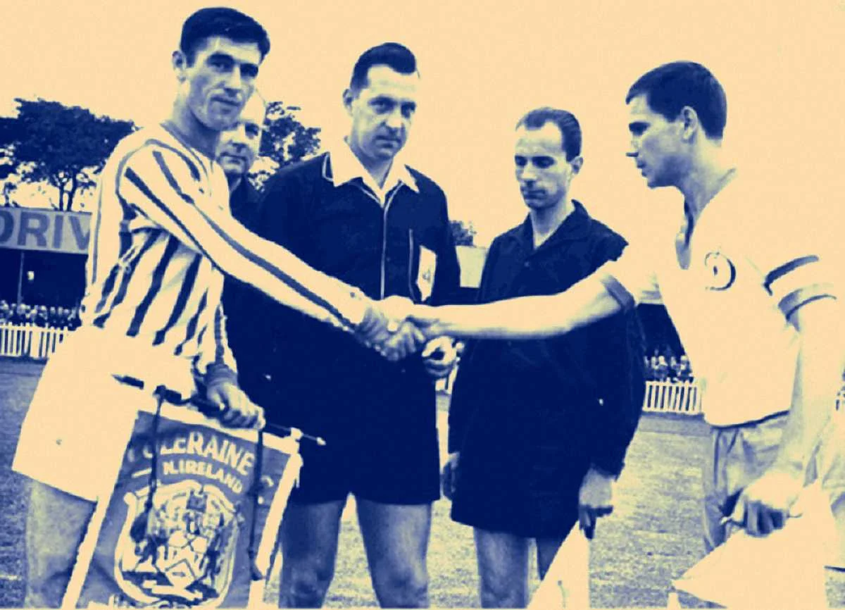 Капітан Динамо Андрій Біба (праворуч) тисне руку капітану Колрейна