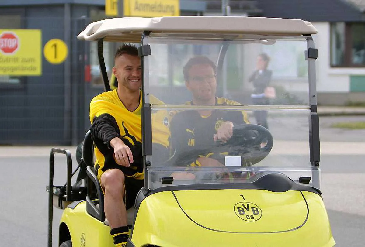 Ярмоленко мчиться на тренування Борусії