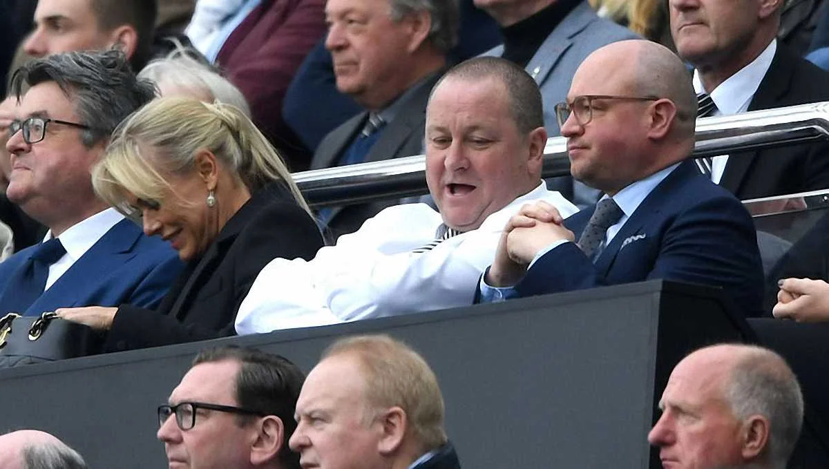 Майкл Ешлі (у білому)