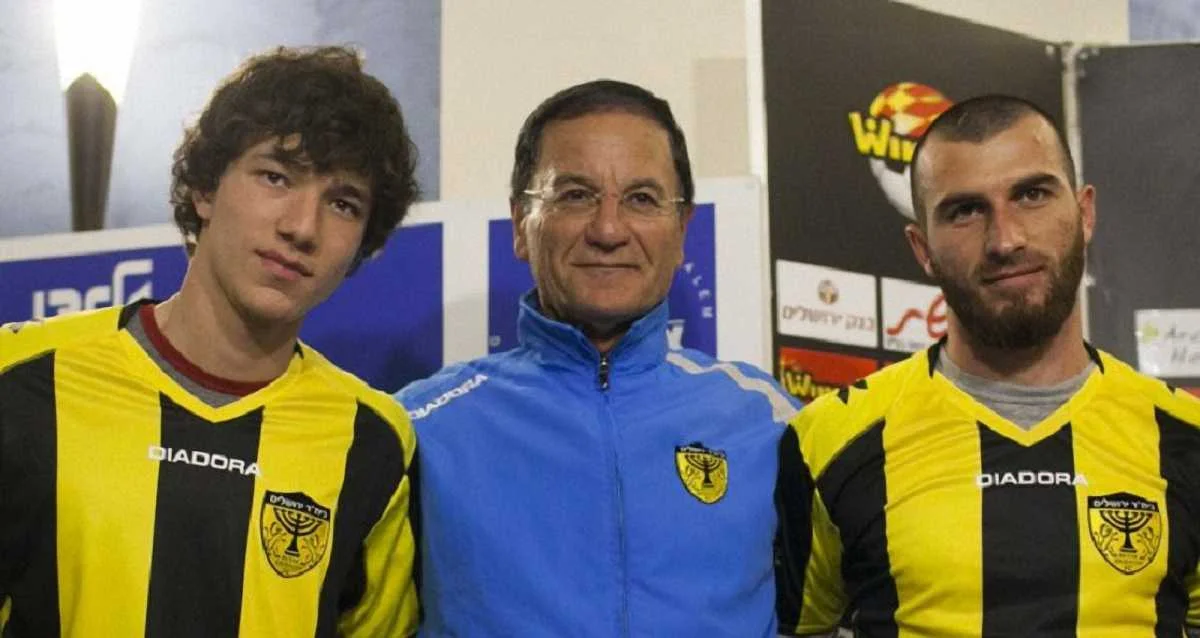 Эли Коэн (в центре)