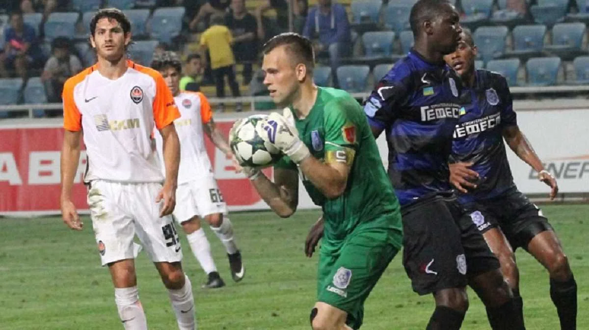 М'яч у надійних руках Гутора / Чорноморець