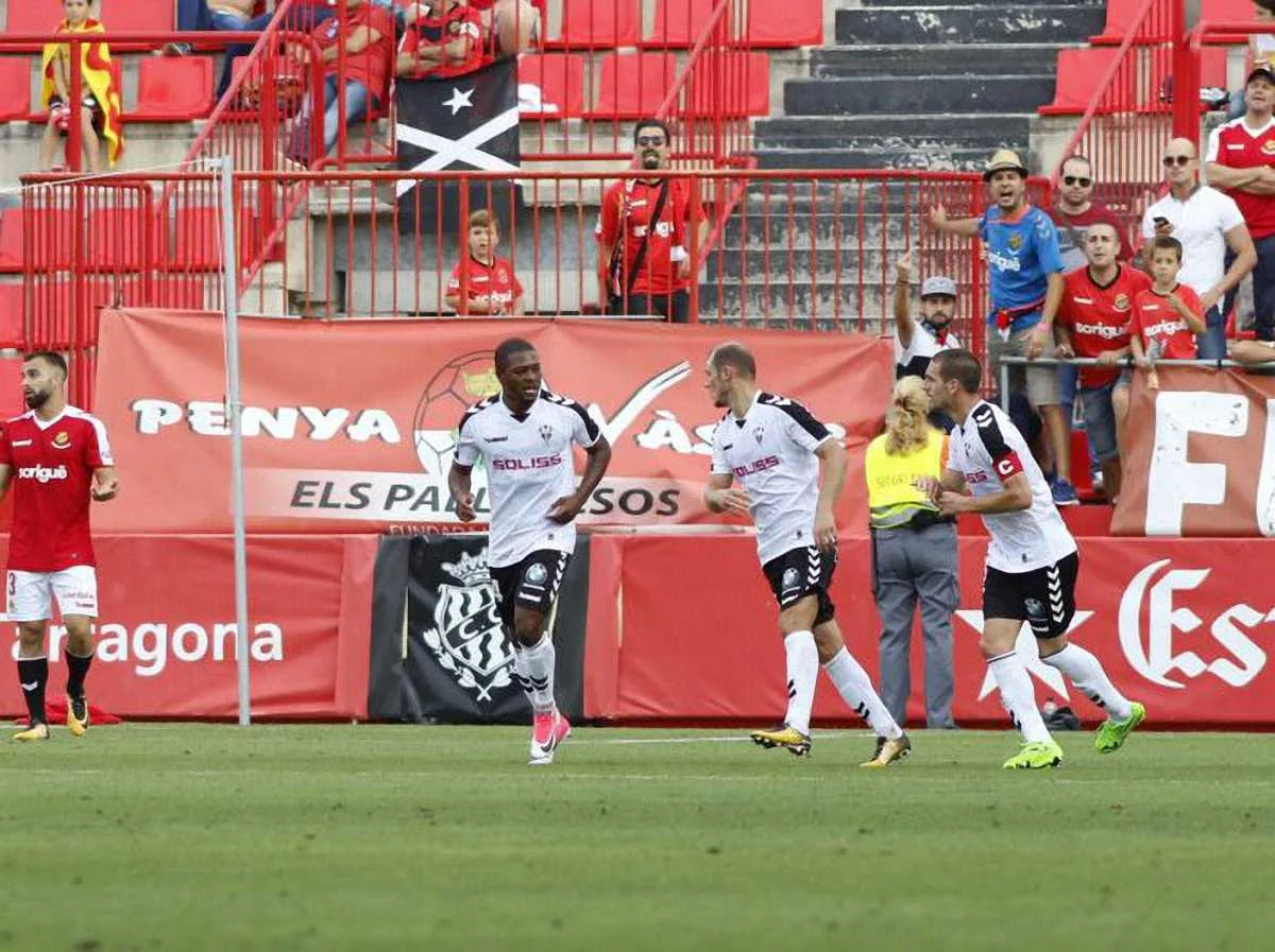 Роман Зозуля в окружении партнеров / фото Ла Лига