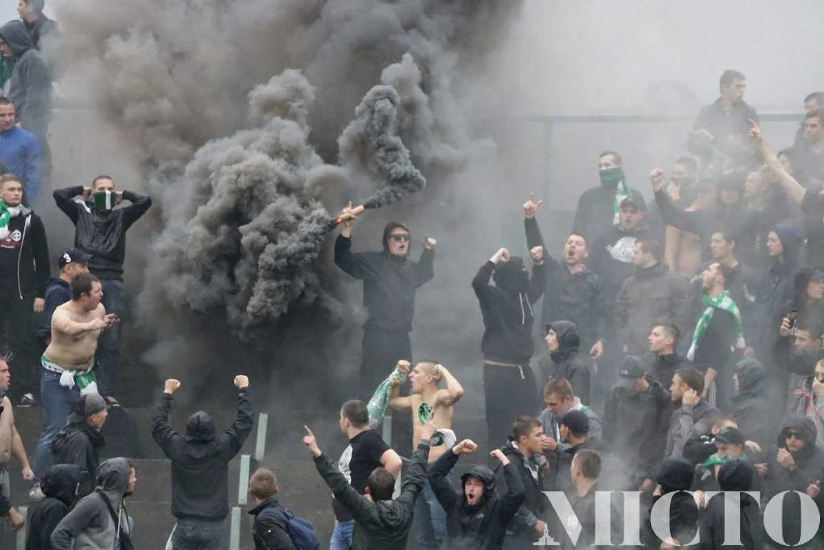 Фанаты Карпат в Ивано-Франковске / фото: mi100.info