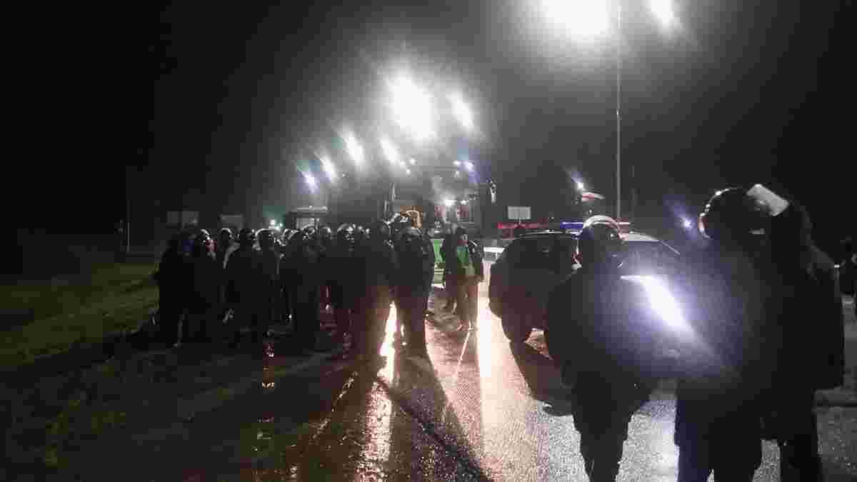 Фанати зупинили автобус Карпат поблизу Львова – на допомогу приїхав спецназ