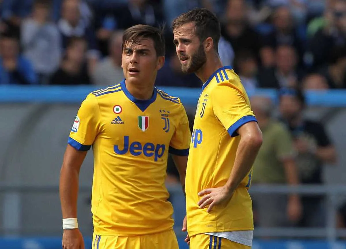 Миралем Пьянич (справа) и Пауло Дибала