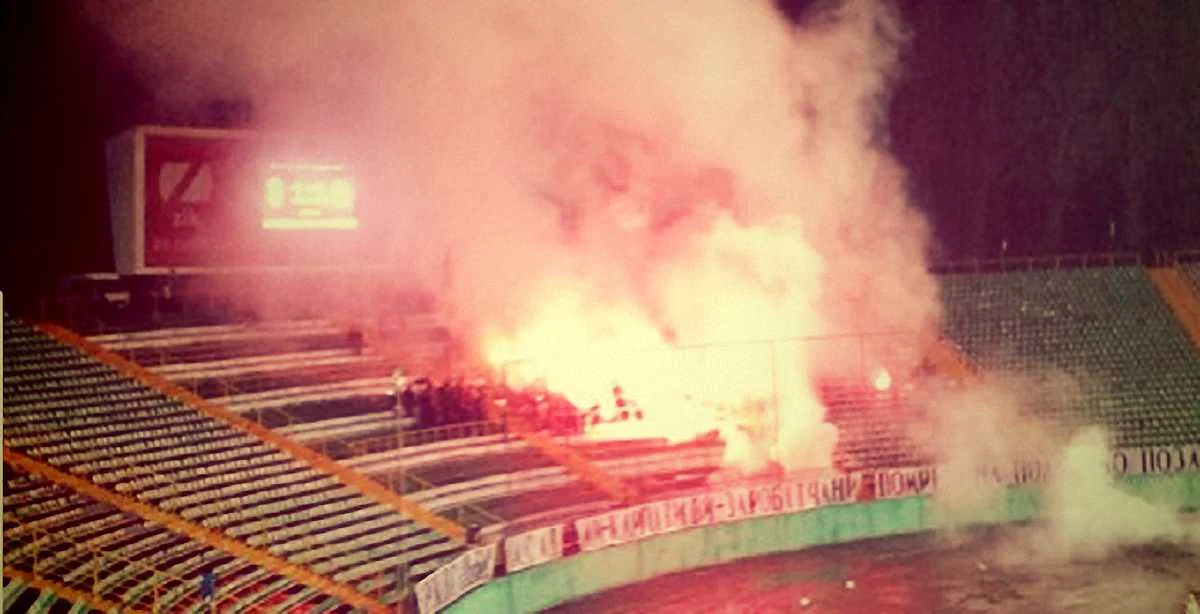 Ультрас Карпат підігрівають атмосферу / Фото "Футбол 24"