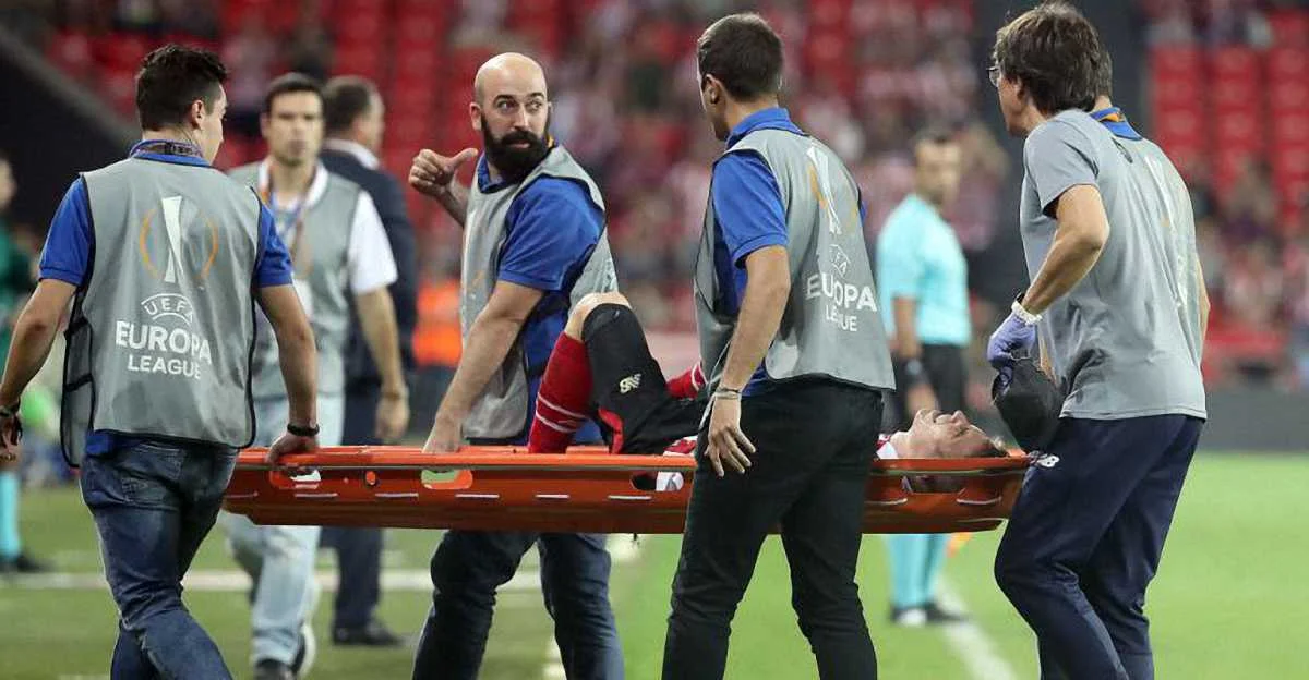 Муньяин покидает поле на носилках