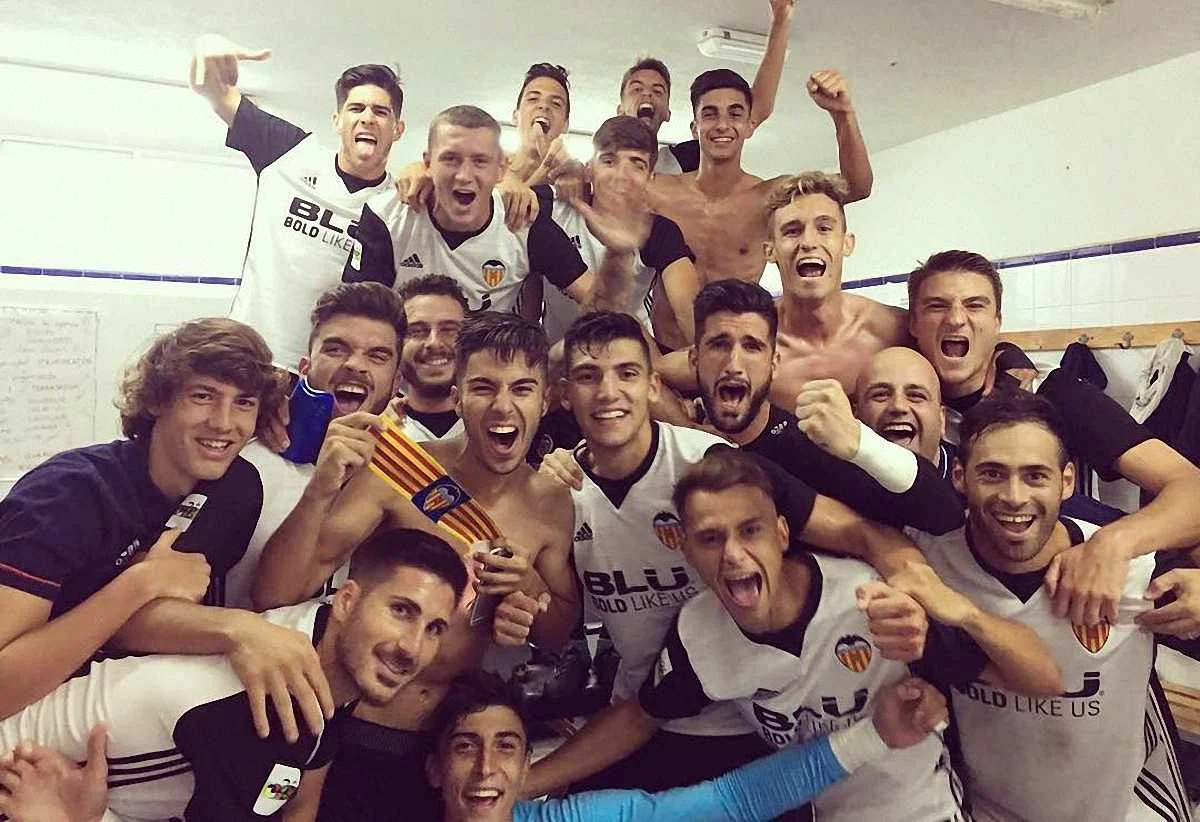 Иван Зотько (второй слева) зарекомендовал себя в молодежке Валенсии