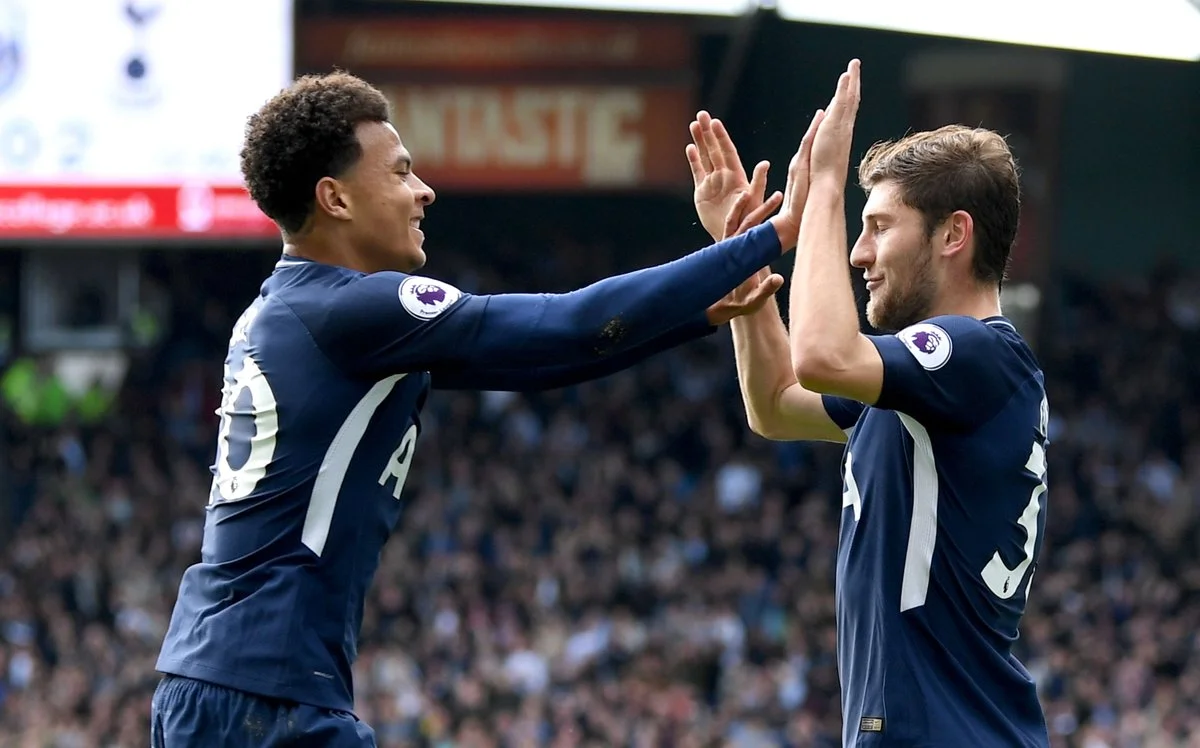 Аллі та Девіс святкують забитий м'яч