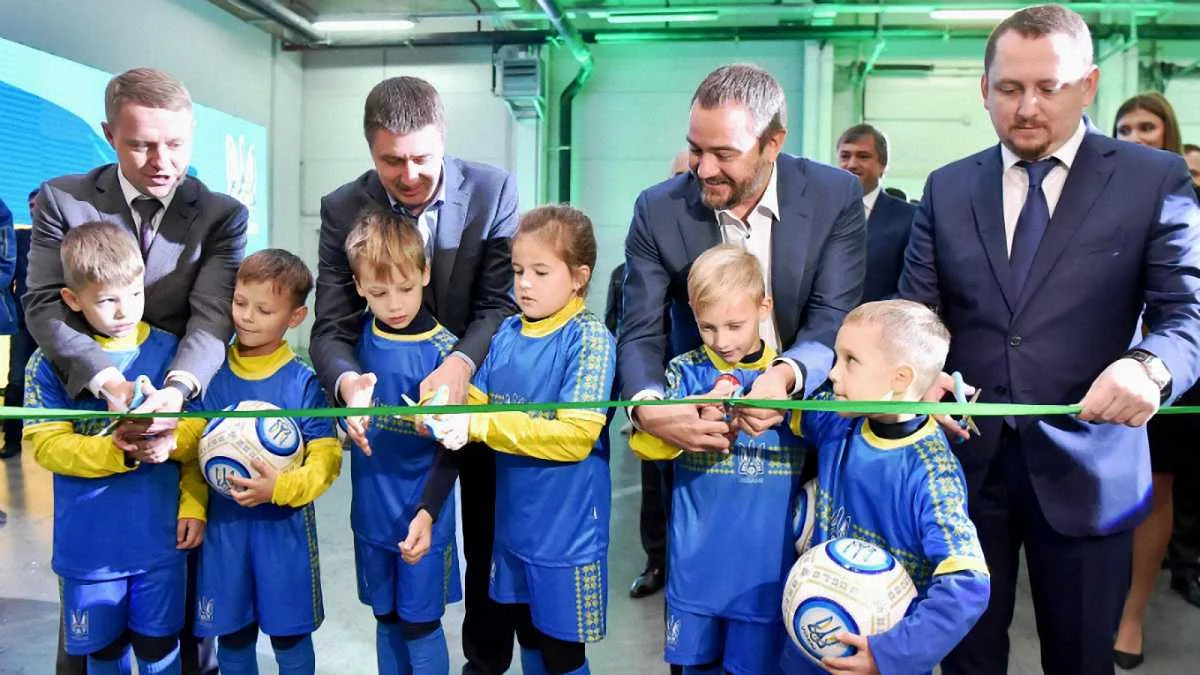 Андрей Павелко открывает завод / фото ФФУ