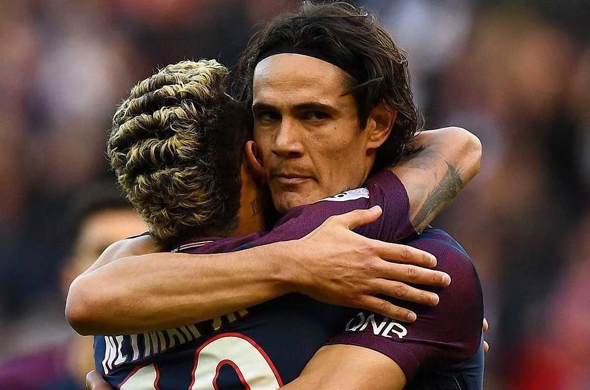 Неймар в суровых объятиях Кавани