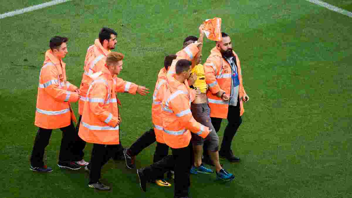 Вболівальник вибіг на поле під час матчу Барселона – Лас-Пальмас, коли поєдинок проходив без глядачів
