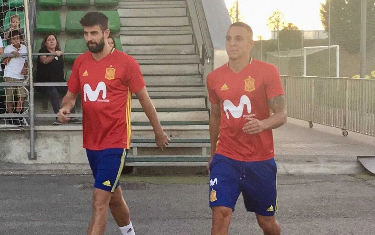 Піке (ліворуч) на тренуванні збірної Іспанії