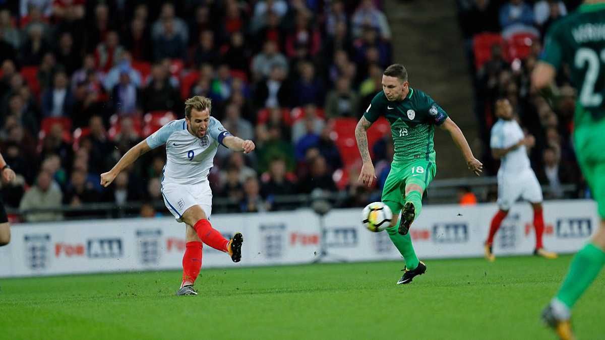 Кейн пытается пробить оборону словенцев