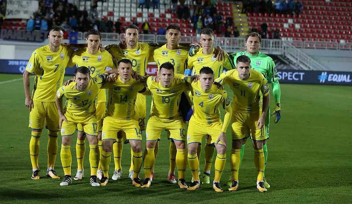 Сборная Украины перед матчем против Косова / фото Е. Кравс