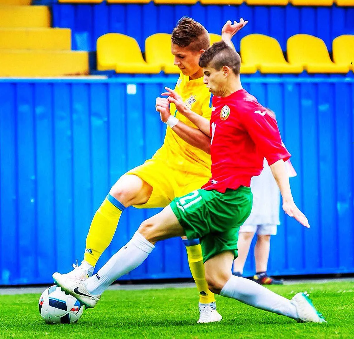 Владислав Супряга (зліва) забив вирішальний гол