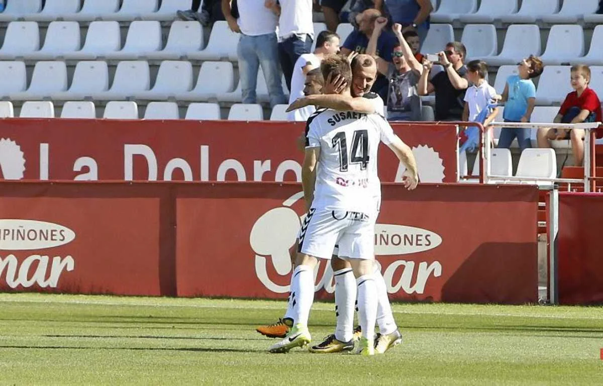 Роман Зозуля поздравляет партнера / фото Ла Лига