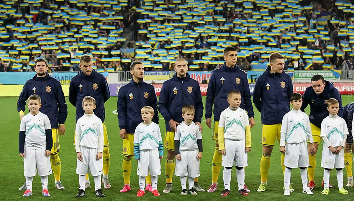 Сборная Украины на Арене Львов перед матчем со Словенией. Фото: Е. Кравс