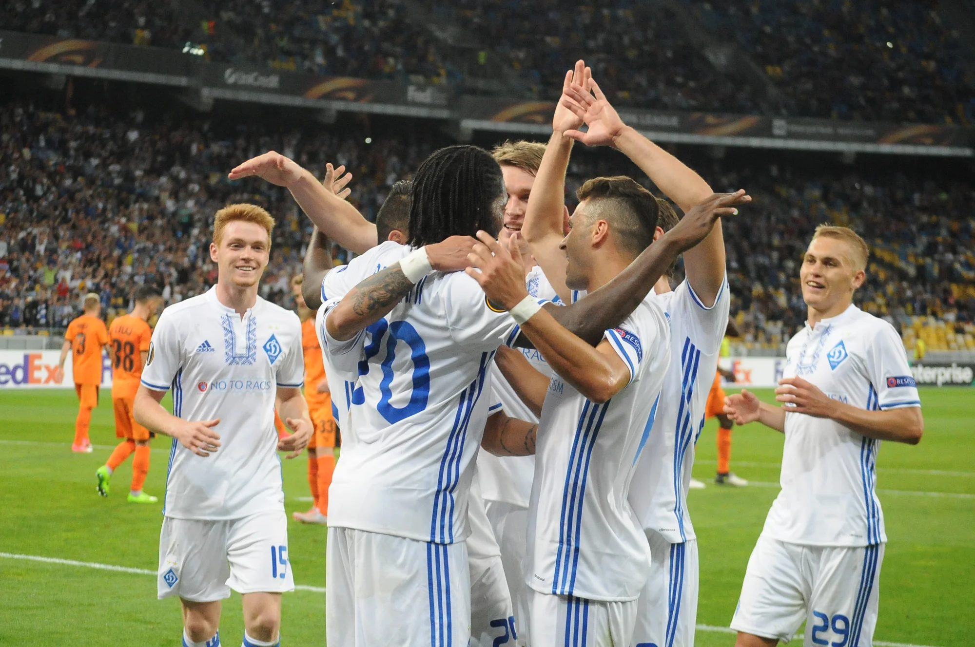 Дьємерсі Мбокані в обіймах партнерів по Динамо