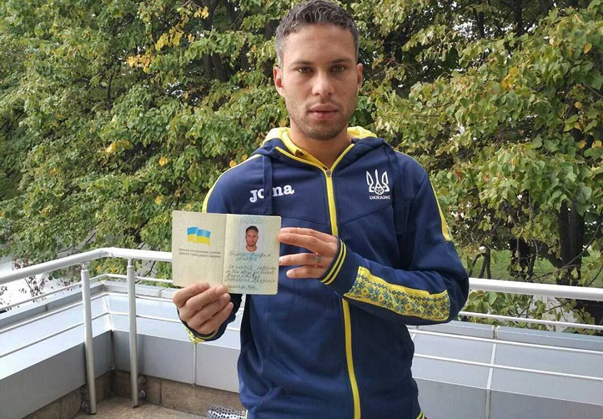 Марлос с украинским паспортом / Твиттер ФФУ
