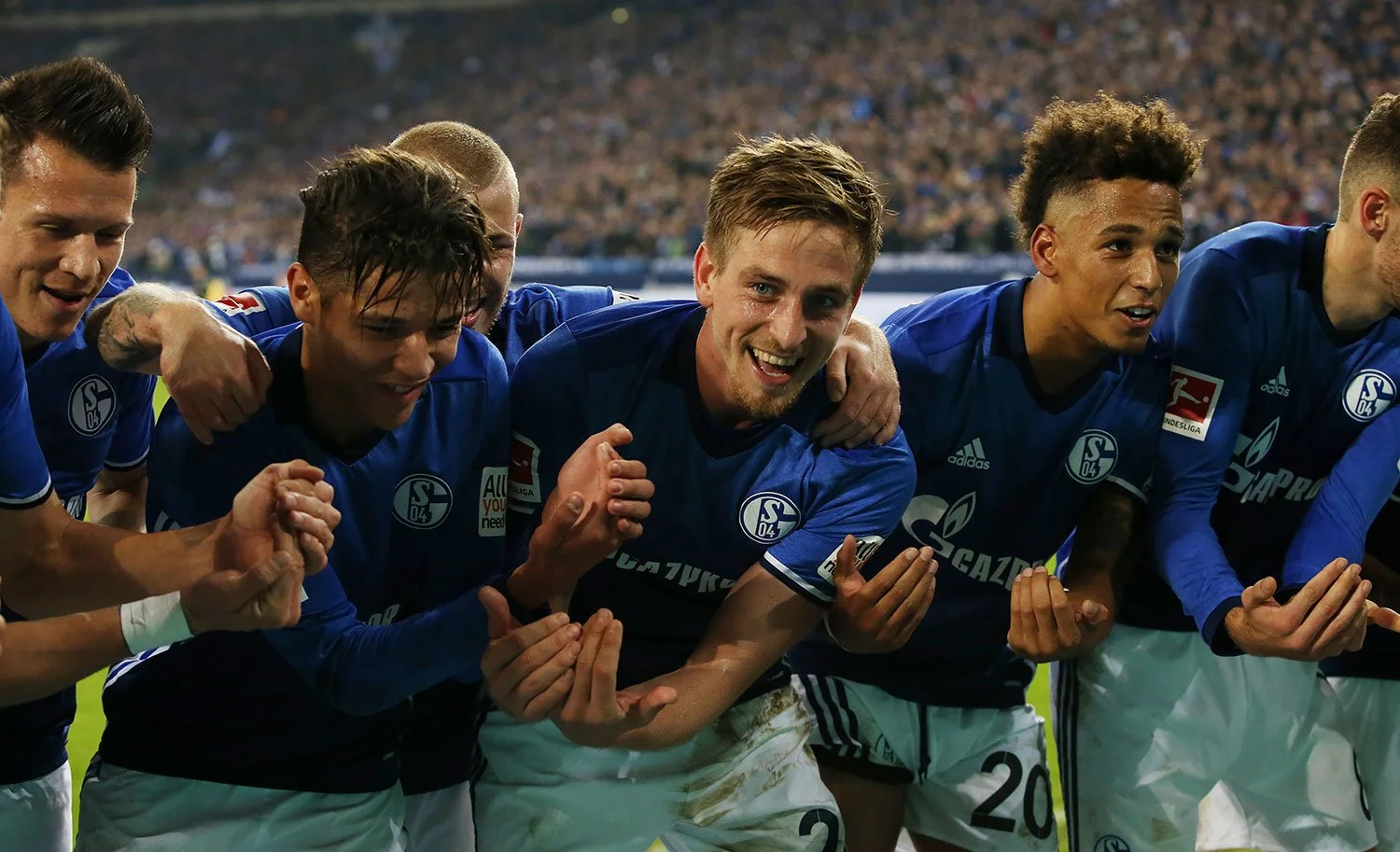 Коноплянка с партнерами празднует гол Бургшталлера / твиттер Шальке