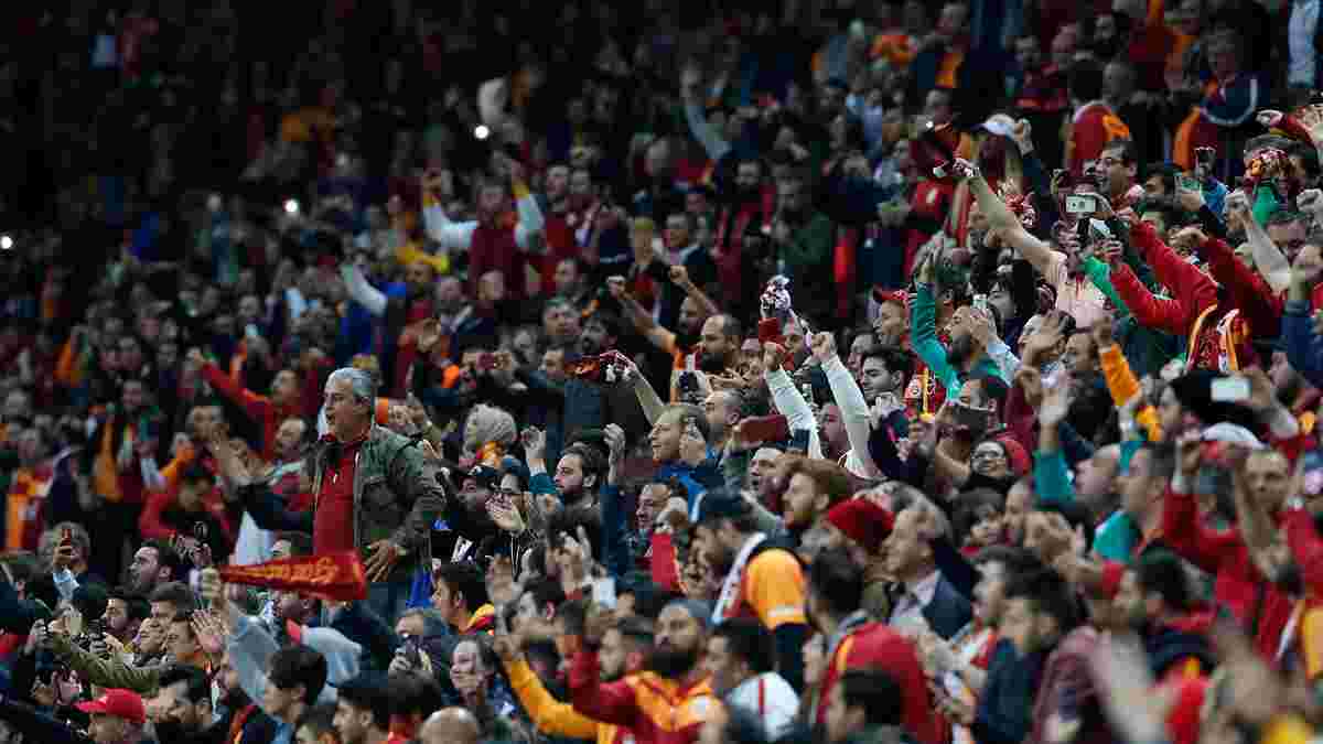 Фанати Галатасарая виконали розкішний перформанс з Роккі Бальбоа на матч проти Фенербахче