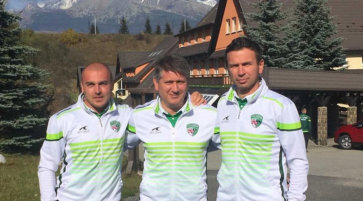 Сергій Ковалець з помічниками / фото Footboom