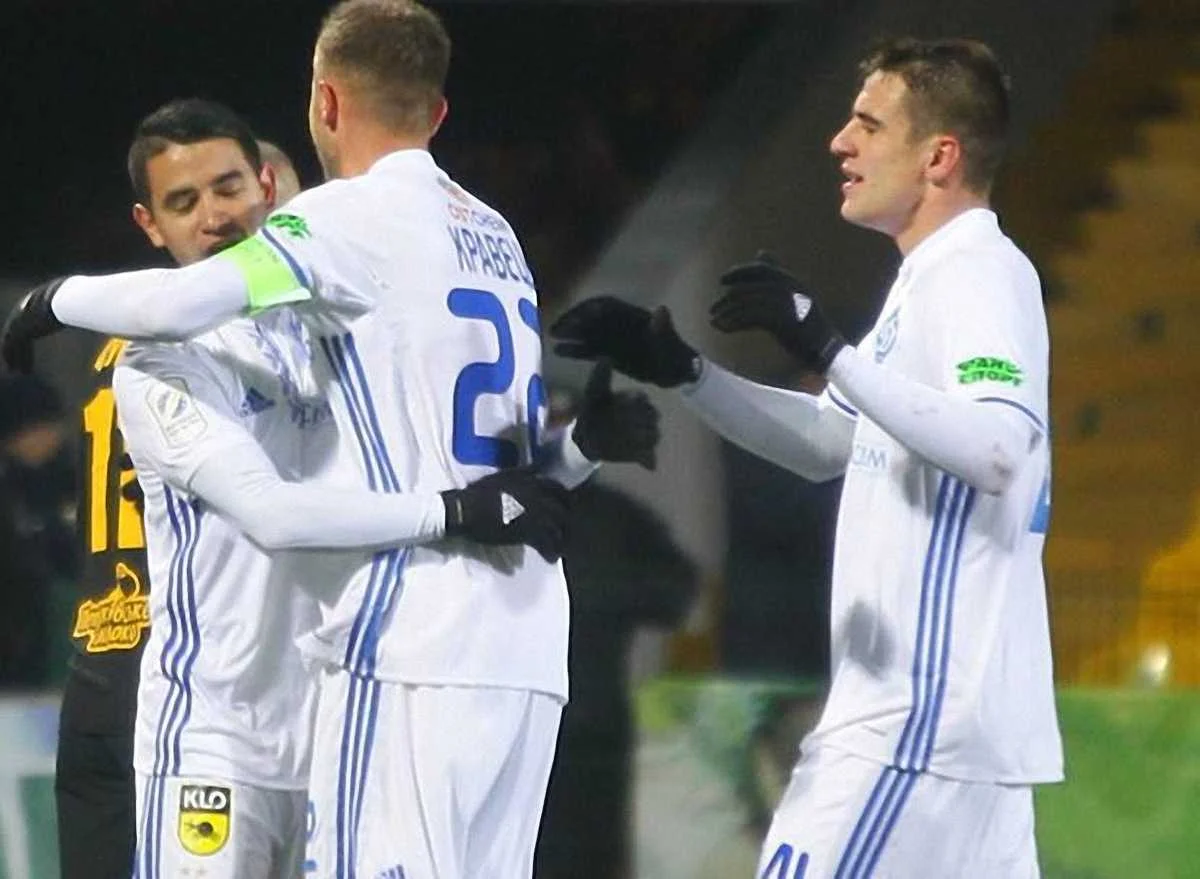 Игроки Динамо празднуют забитый гол