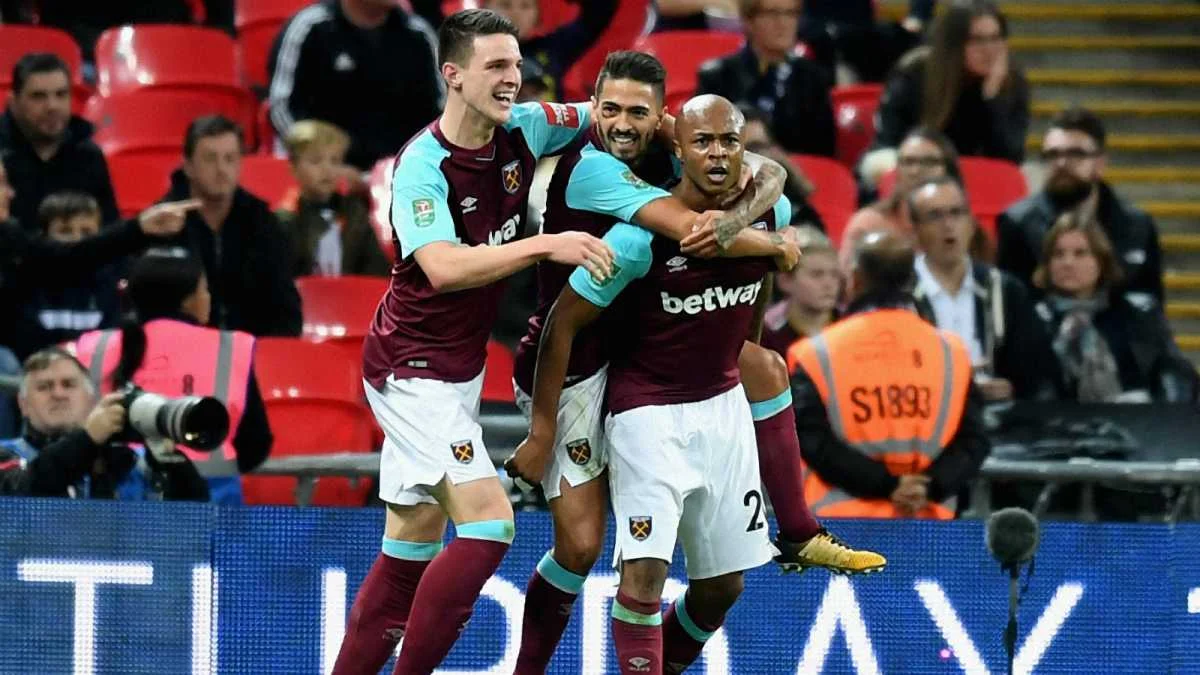 Андре Айю празднует гол