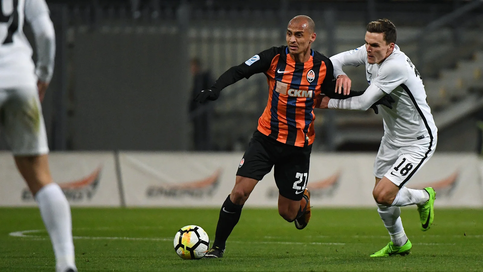 Андриевский в борьбе с Аланом Патриком / ФК Шахтер.