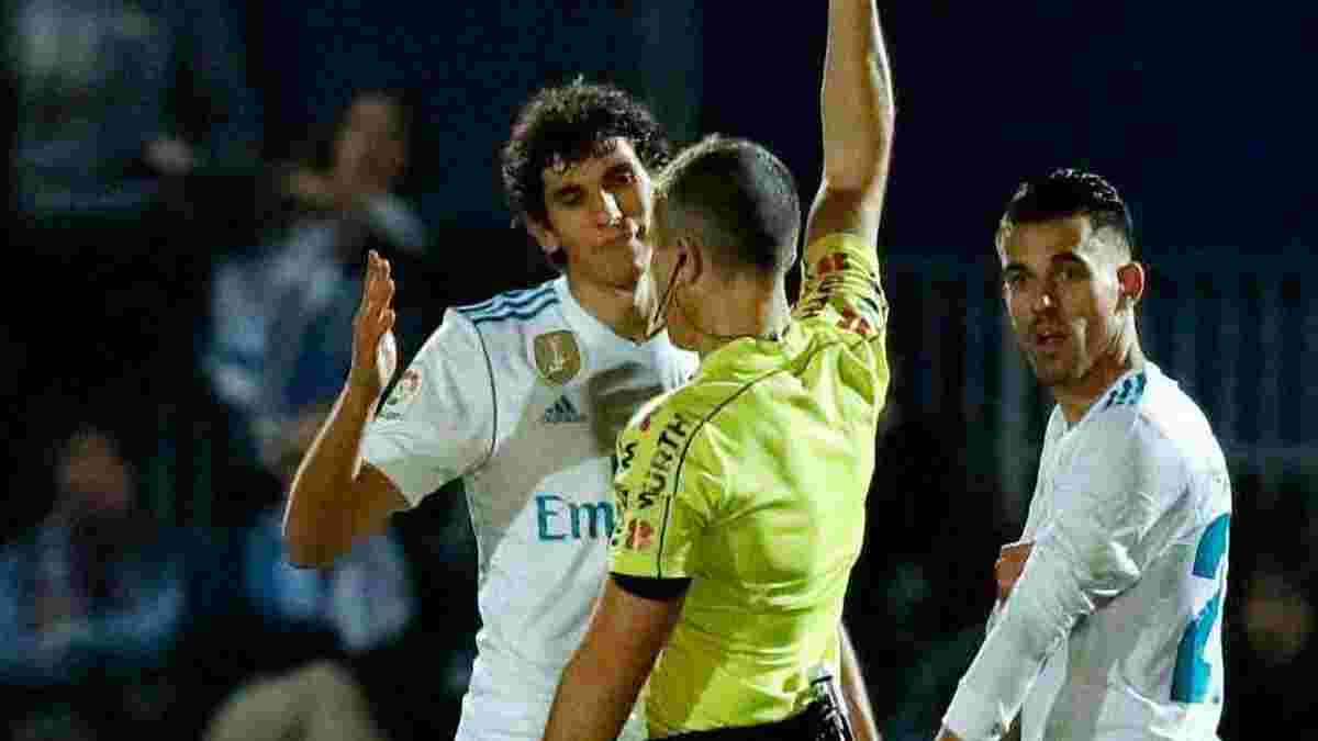 Защитник Реала Вальехо получил удаление в своем дебютном матче за "бланкос", повторив поступок Вудгейта