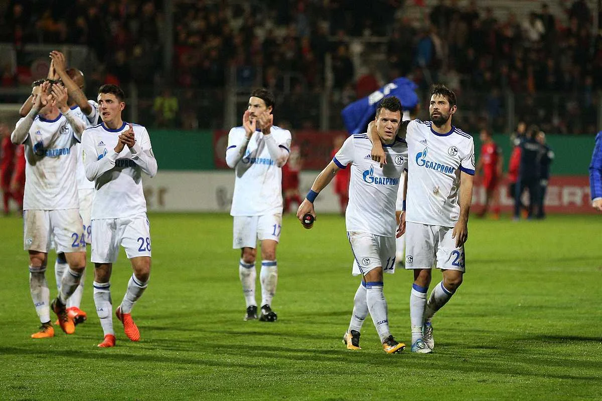 Евгений Коноплянка (второй справа)