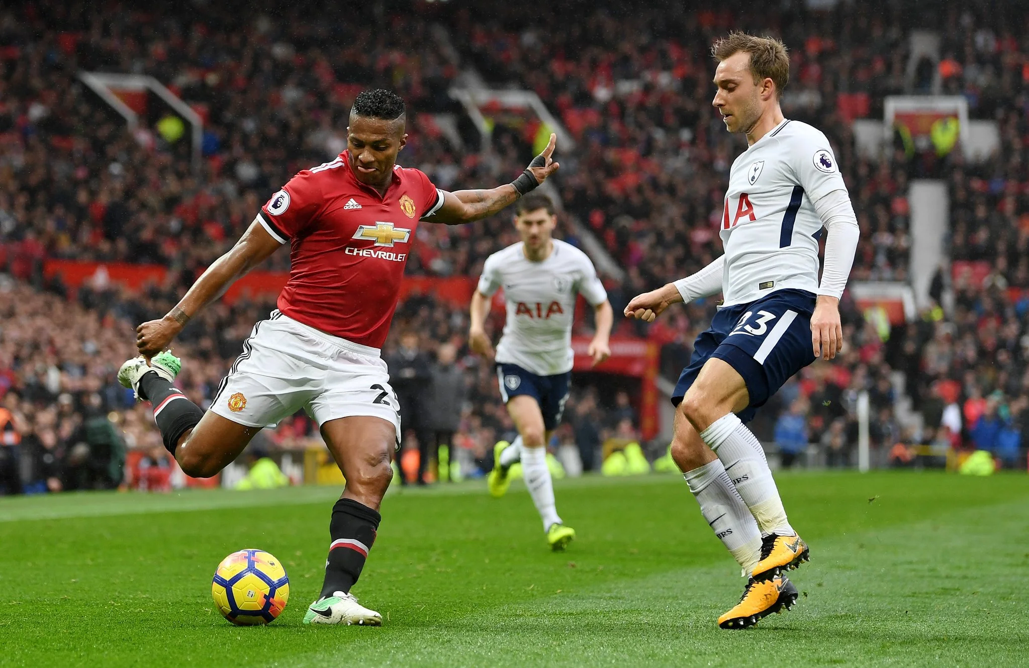 Валенсия атакует ворота "шпор" / твиттер МЮ