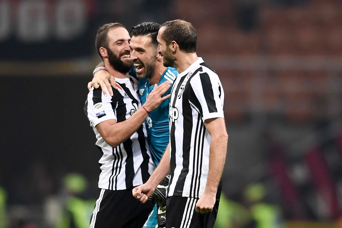 Гонсало Ігуаїн (зліва) в легендарній компанії