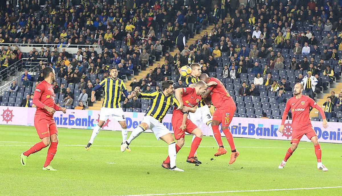 Александр Кучер в матче Фенербахче – Кейсериспор