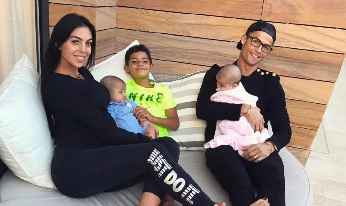 Криштиану Роналду так выглядит побритым в кругу семьи