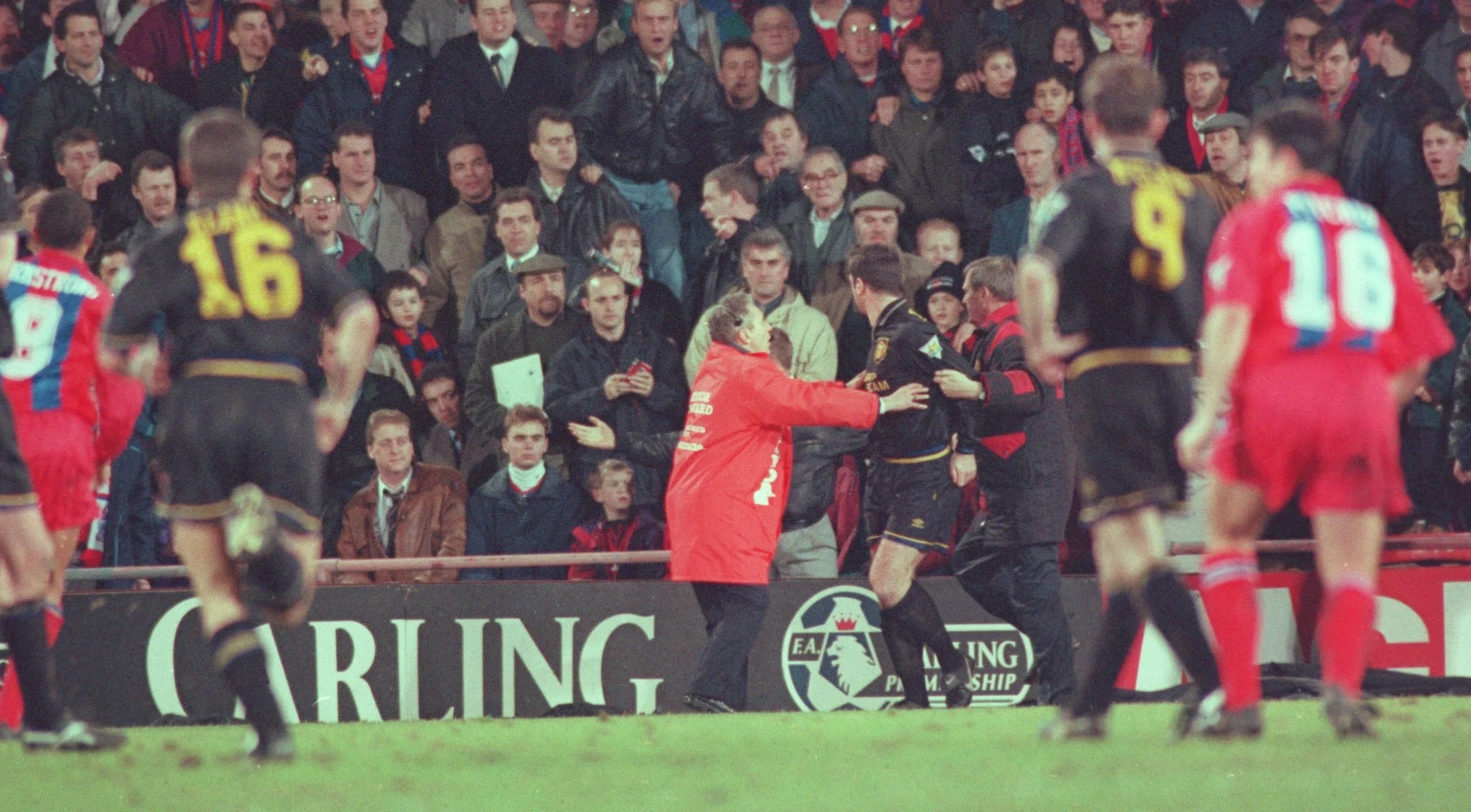 Ерік Кантона проти фаната Крістал Пелас / Getty Images