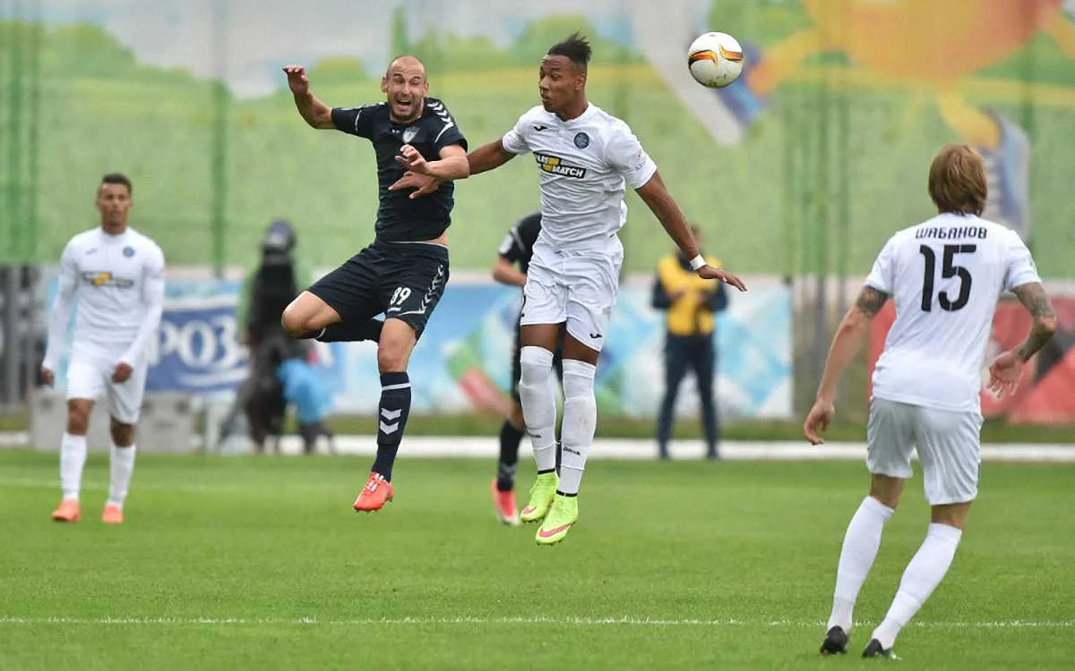 Неманья Обрадовіч (зліва) / ФК Сталь