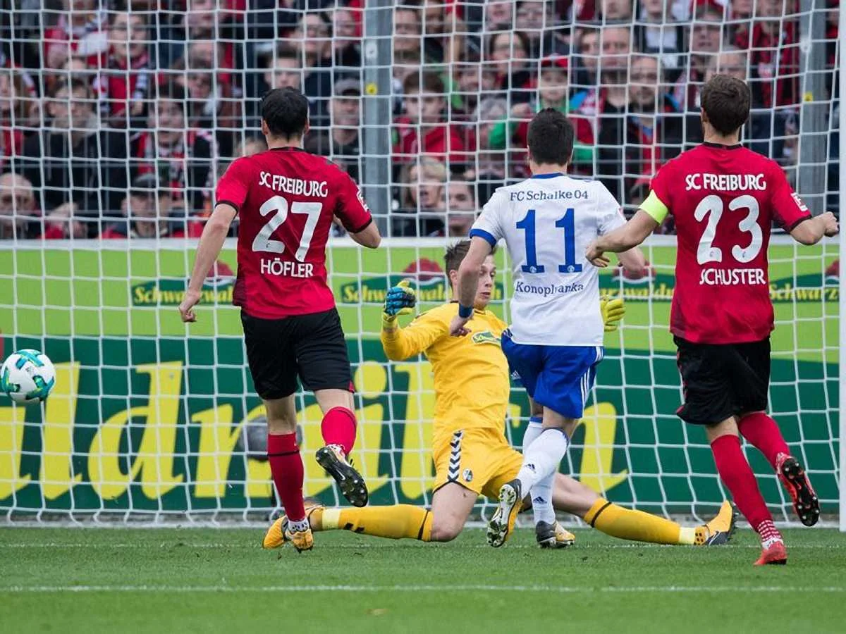 Евгений Коноплянка перехитрил вратаря, но не забил в этом эпизоде