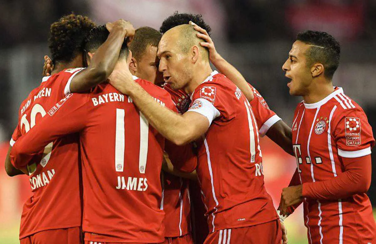 Арьен Роббен в объятиях партнеров