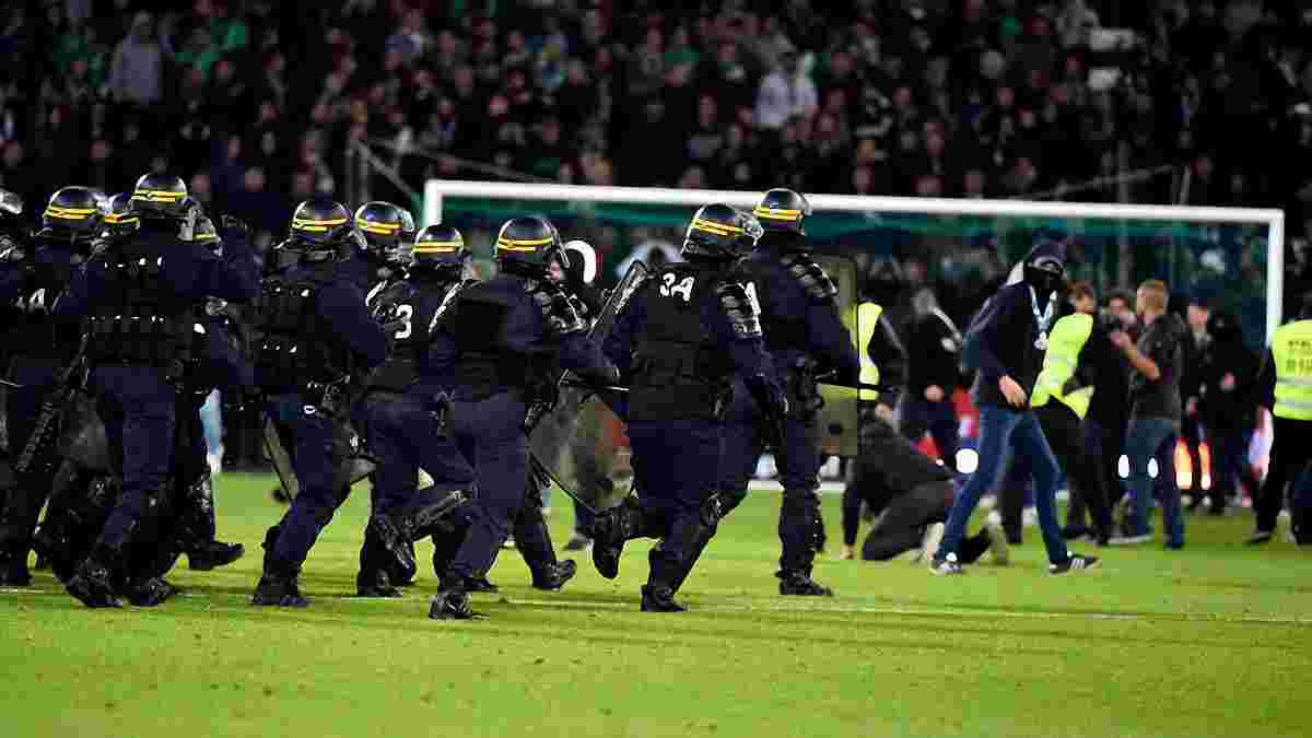 Разъяренные фанаты Сент-Этьена массово выбежали на поле после празднования 5-го гола Лиона в стиле Месси
