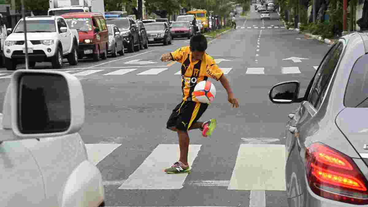 14-річний юнак, який жонглював посеред дороги заради мами, отримав у подарунок професійний контракт з Гуарані