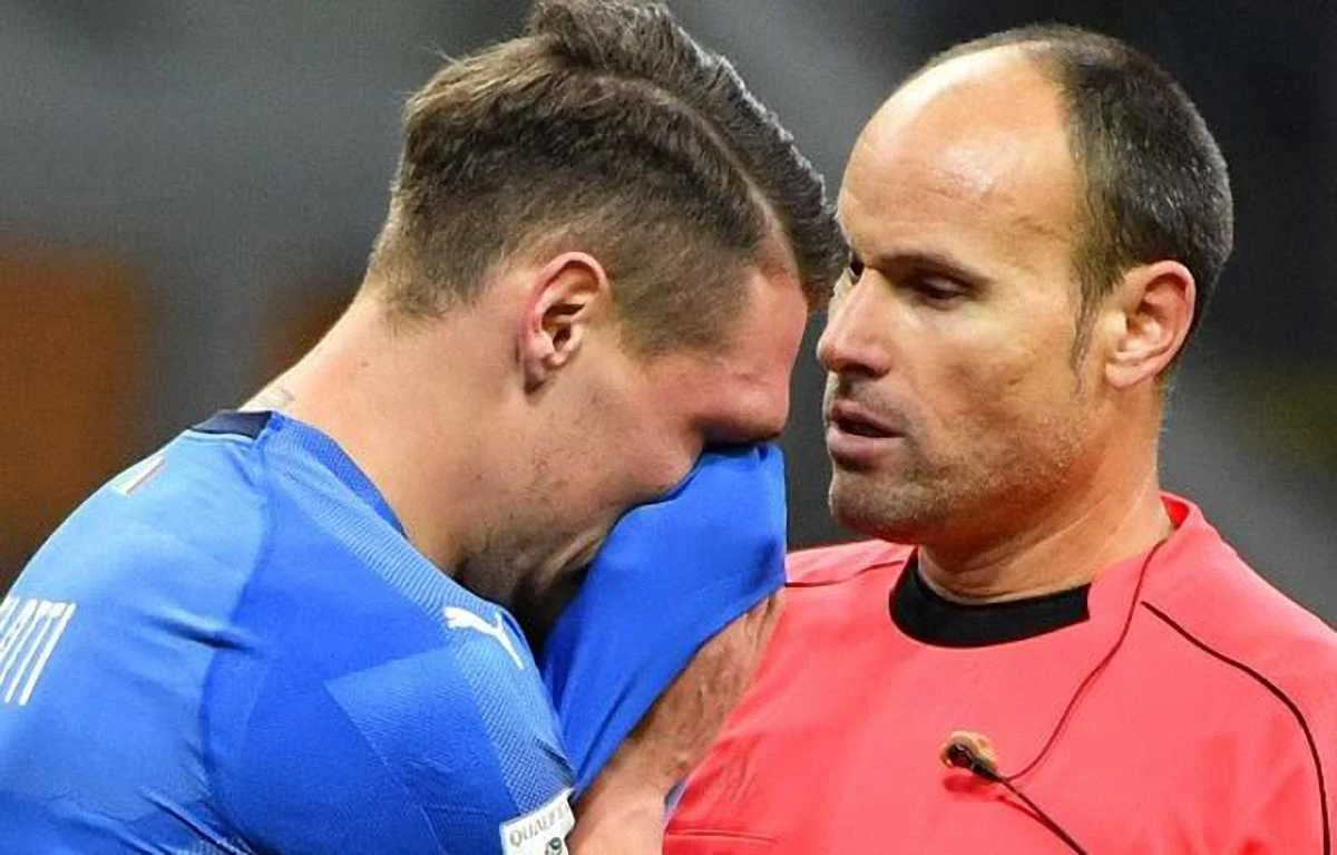 Арбитр Матеу Лаос и заплаканный Андреа Белотти