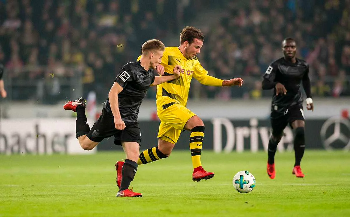 Гьотце веде боротьбу за м'яч