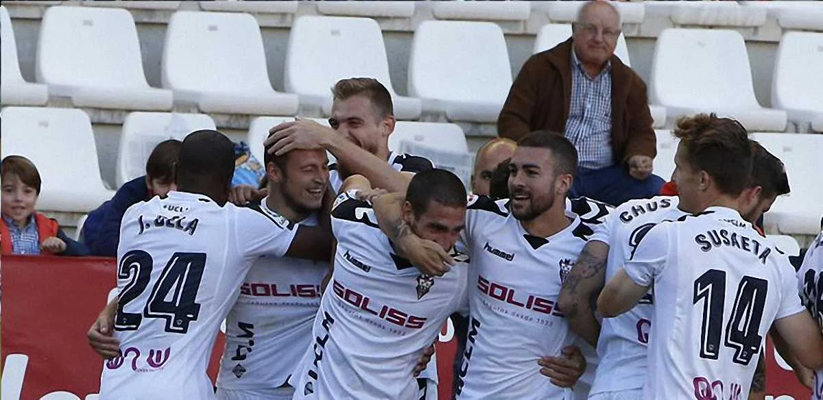 Роман Зозуля в обіймах партнерів / фото Masquealba