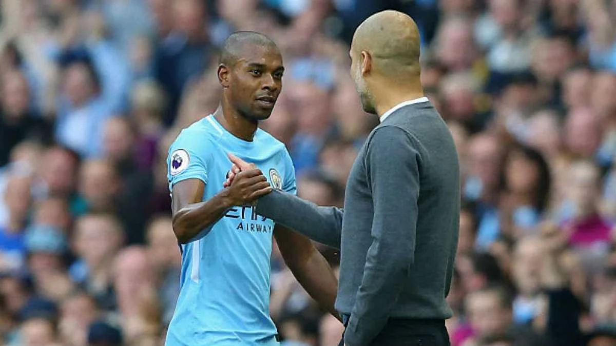 Гвардиола и Фернандиньо / Getty Images