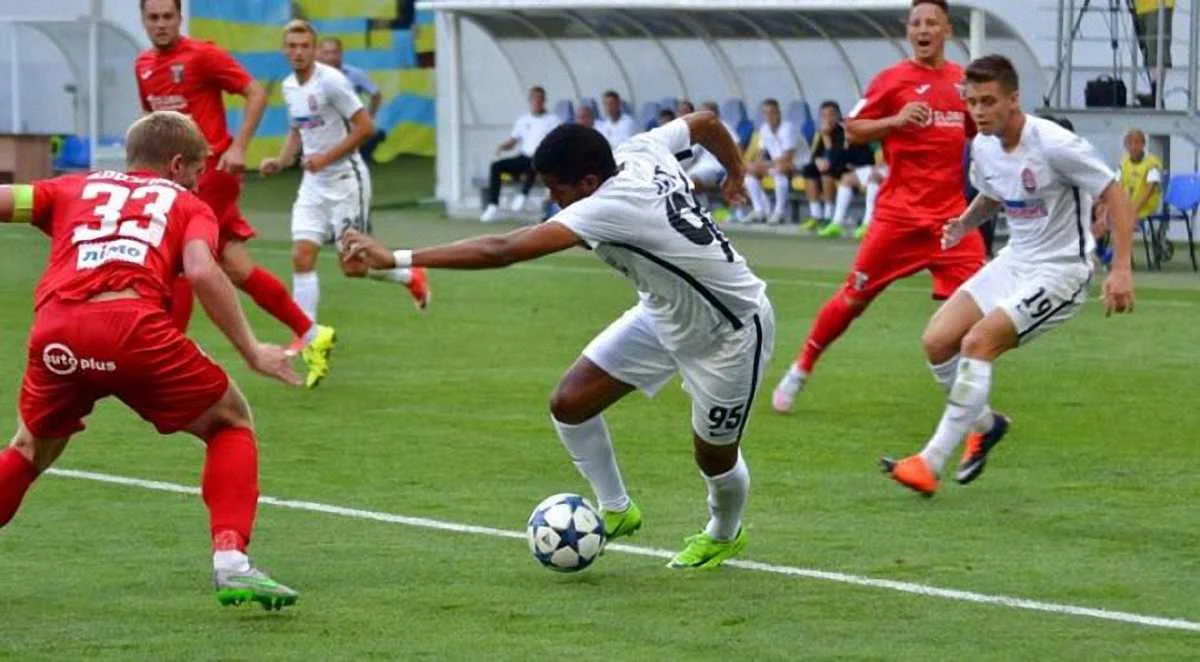 Юрі проривається до воріт