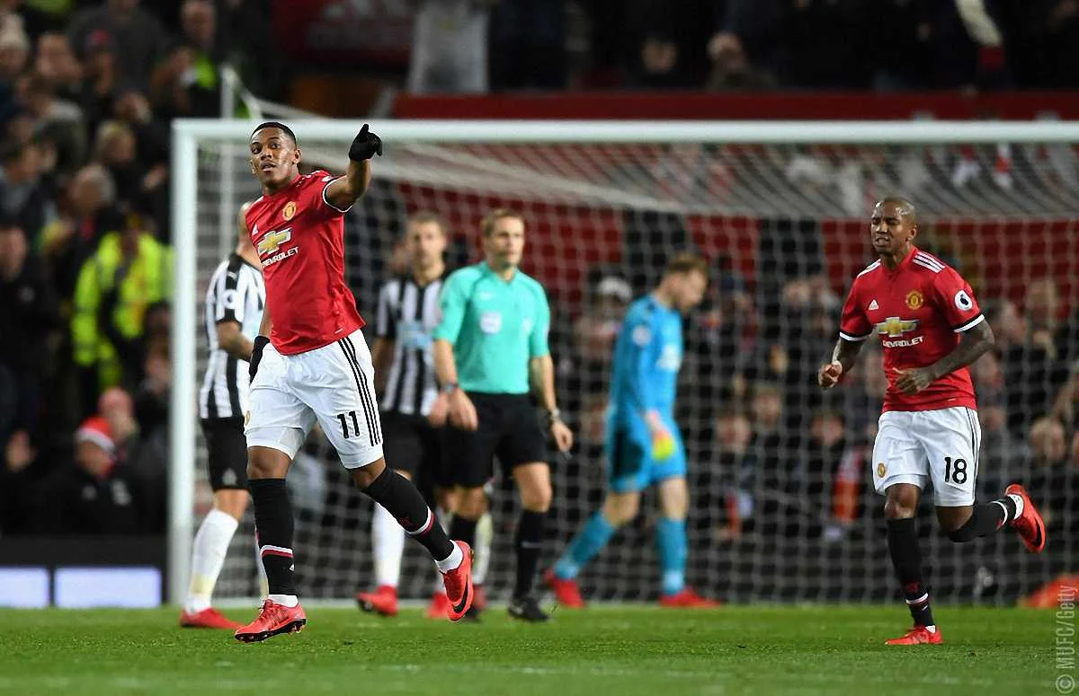 Мартиаль празднует забитый гол